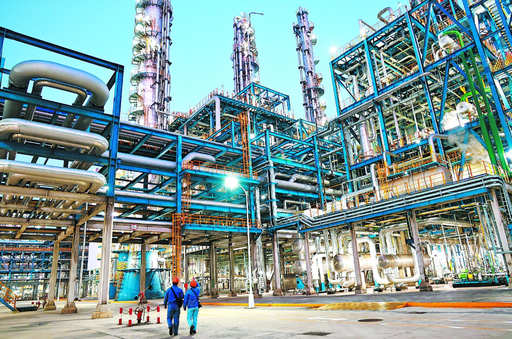 2024年全行業(yè)營(yíng)業(yè)收入較上年增長(zhǎng)2.1%、進(jìn)出口總額與上年基本持平，實(shí)現(xiàn)利潤(rùn)總額7897.1億元，較上年下降8.8%，大多數(shù)石化企業(yè)乃至全行業(yè)，都存在“增產(chǎn)增收不增利”現(xiàn)象